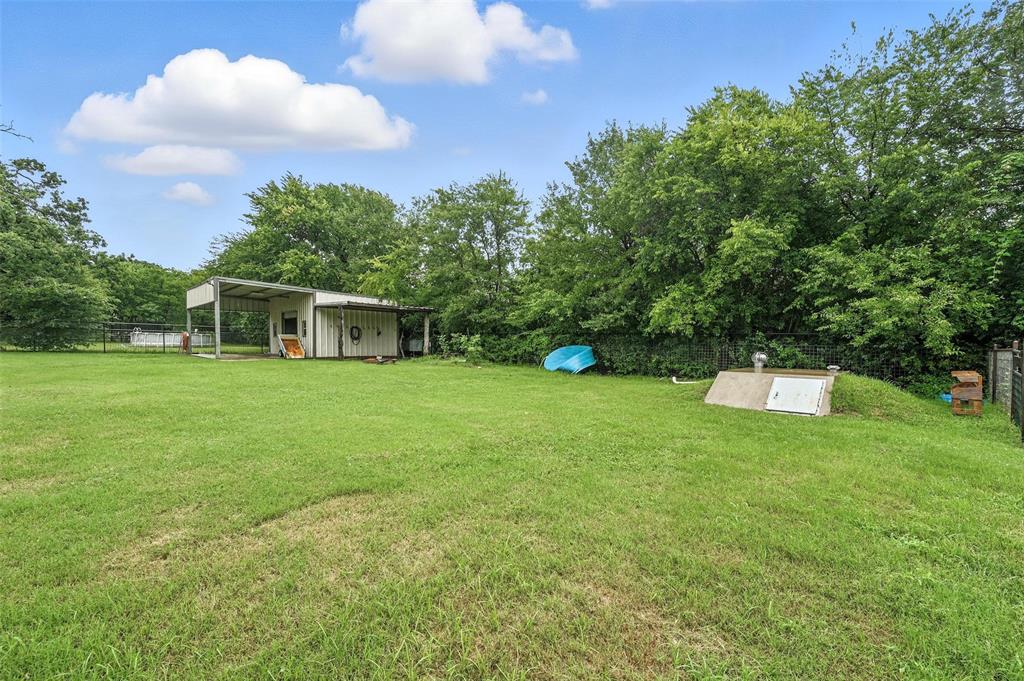 525 Surrey Lane Property Photo 12