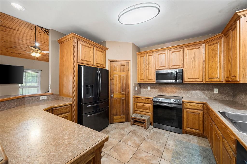 2210 County Road 1076 Property Photo 10