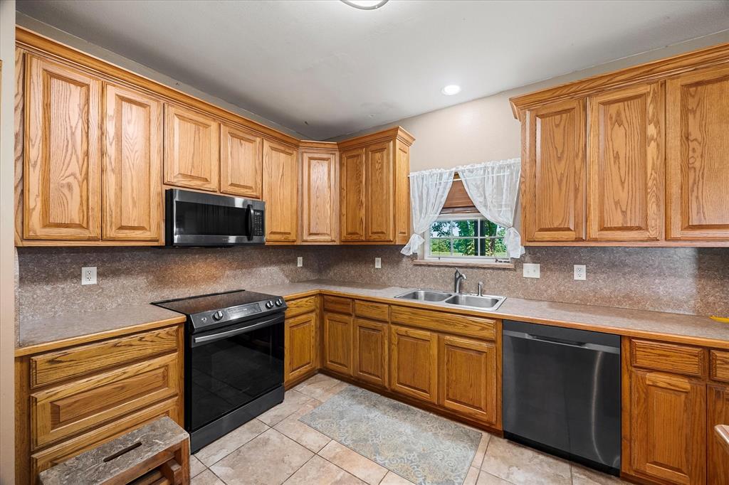 2210 County Road 1076 Property Photo 11