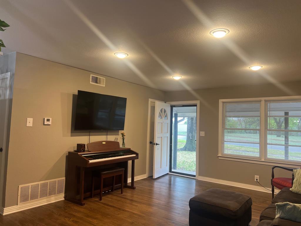 1305 Hillcrest Drive Property Photo 8