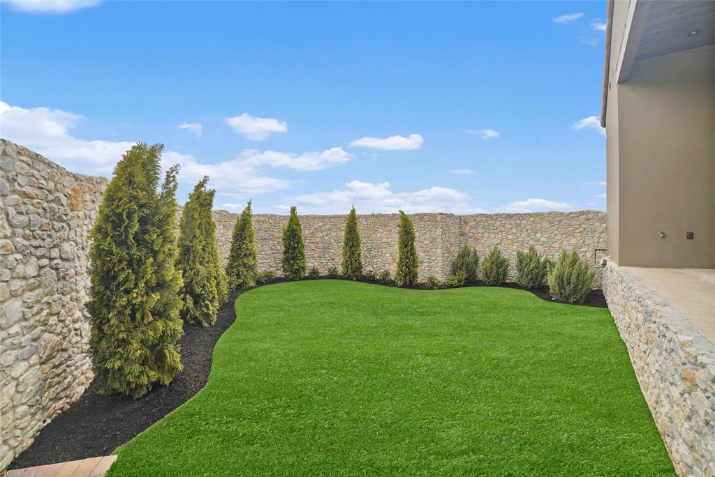 60 Cardona Property Photo 30