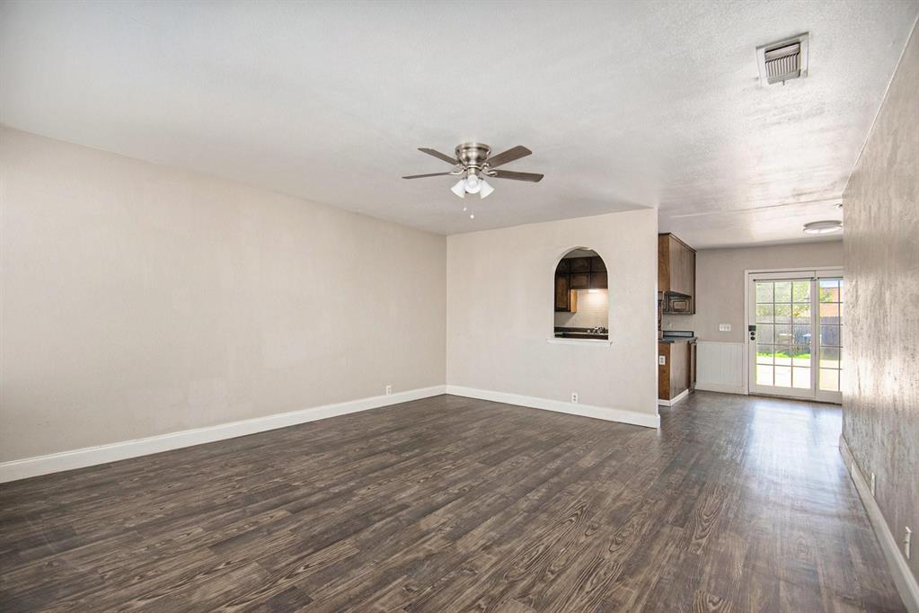 6913 W Cleburne Road Property Photo 2