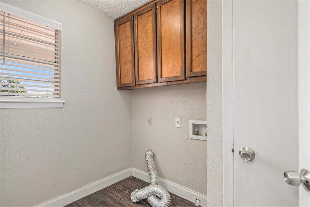 6913 W Cleburne Road Property Photo 11