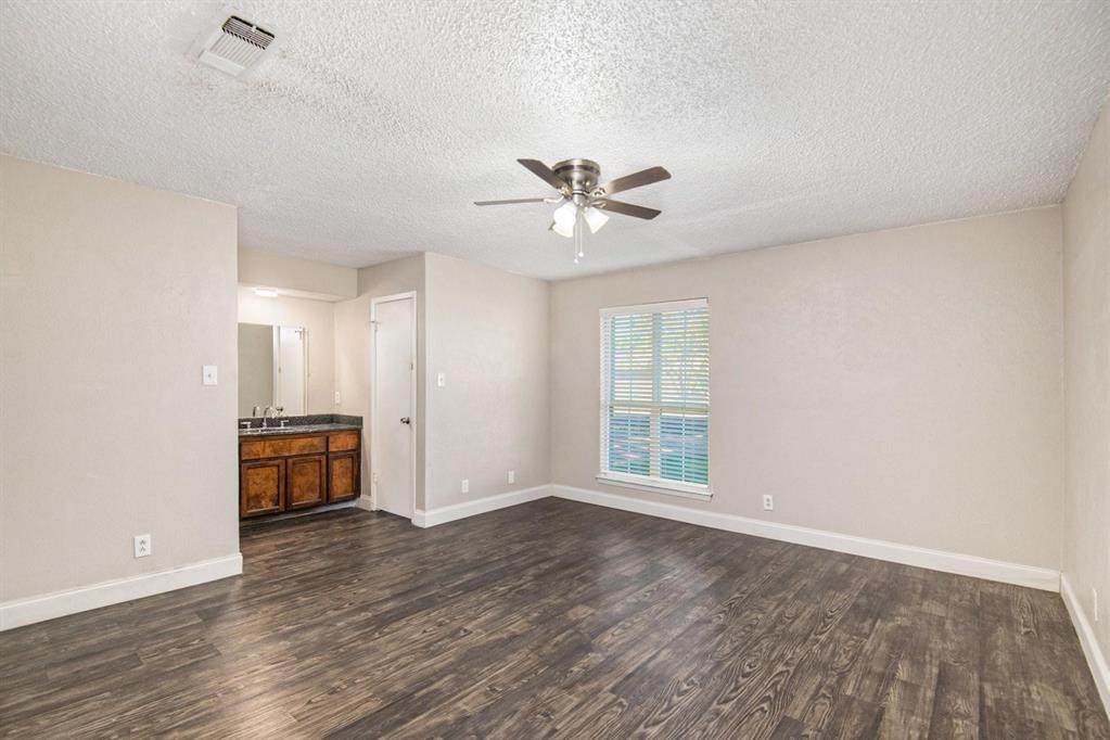 6913 W Cleburne Road Property Photo 13