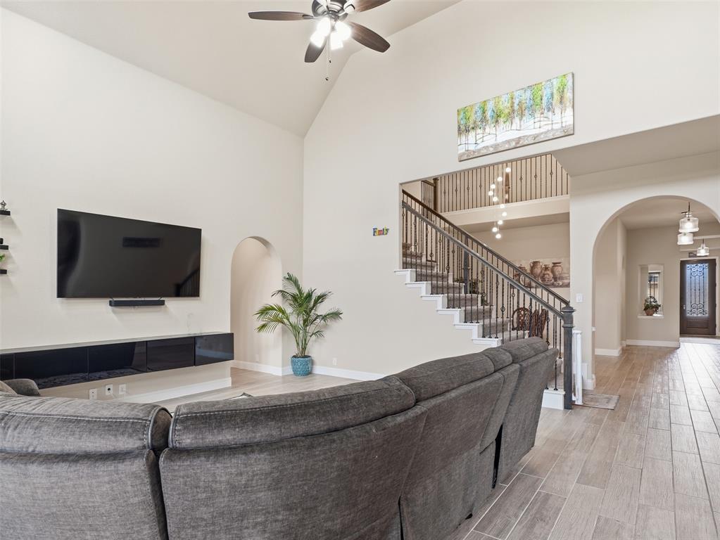 521 Ridgewater Trail Property Photo 4
