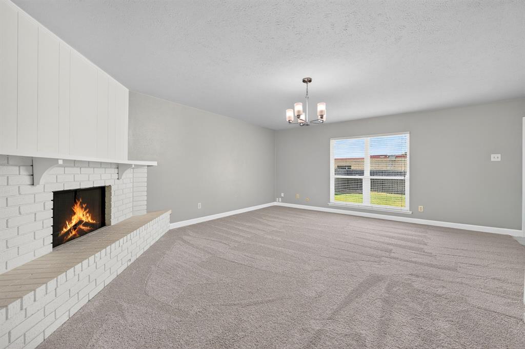 555 Hawthorne Drive Property Photo 3