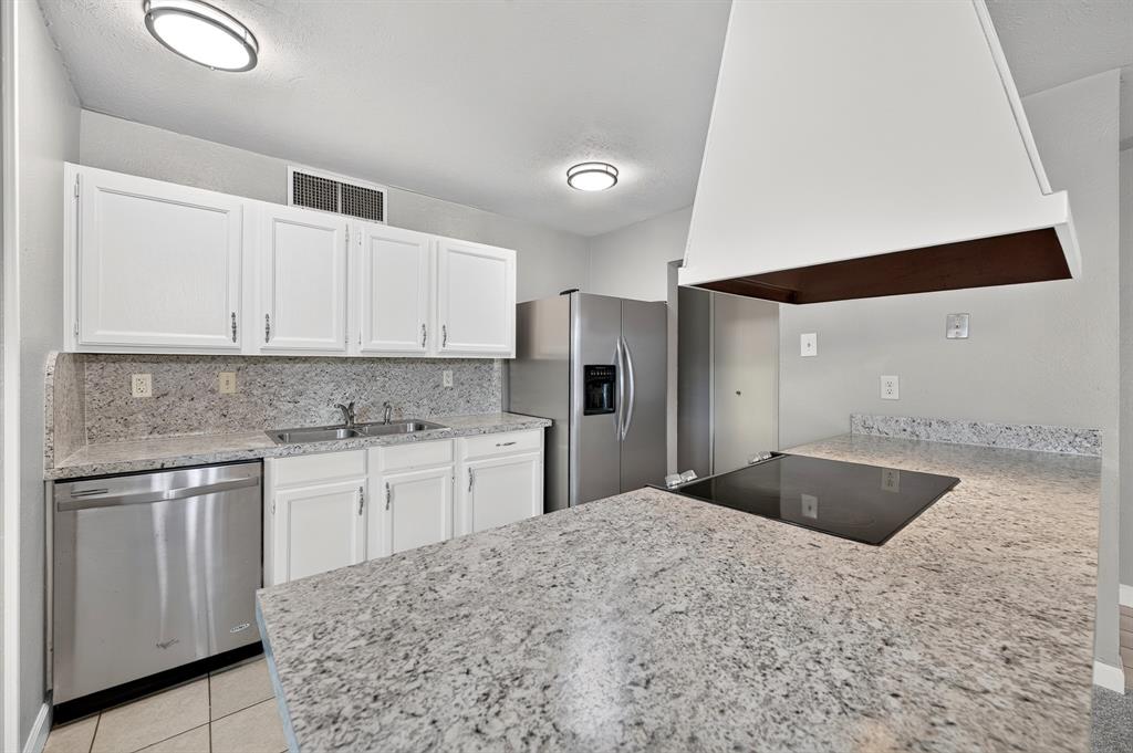 555 Hawthorne Drive Property Photo 11