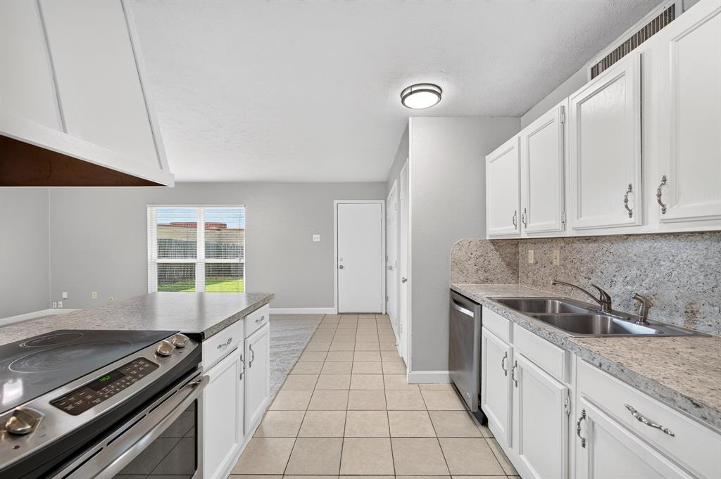 555 Hawthorne Drive Property Photo 15