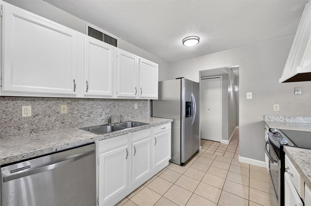 555 Hawthorne Drive Property Photo 16