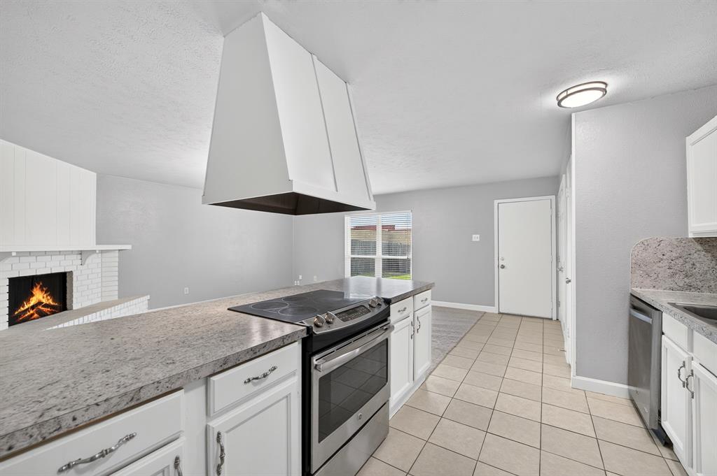 555 Hawthorne Drive Property Photo 17