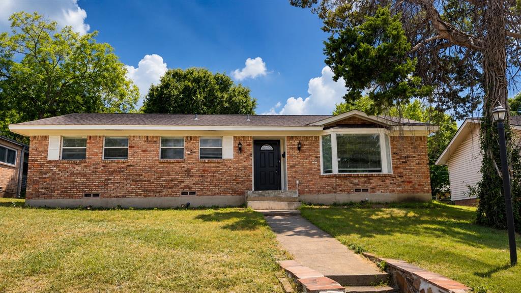 946 Highland Oaks Drive Property Photo 1
