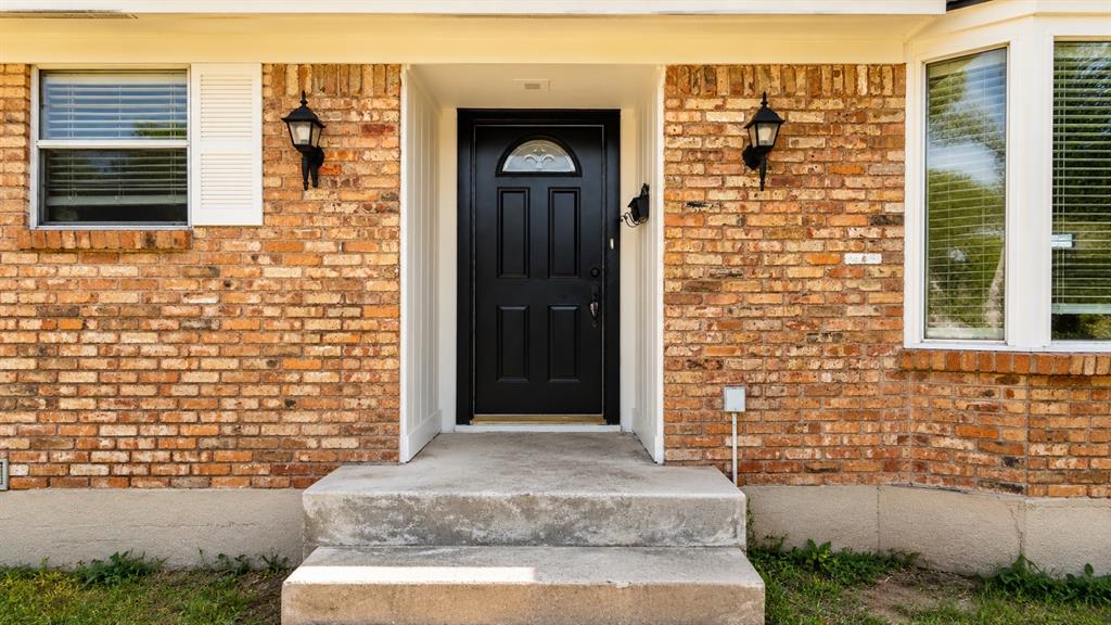946 Highland Oaks Drive Property Photo 2