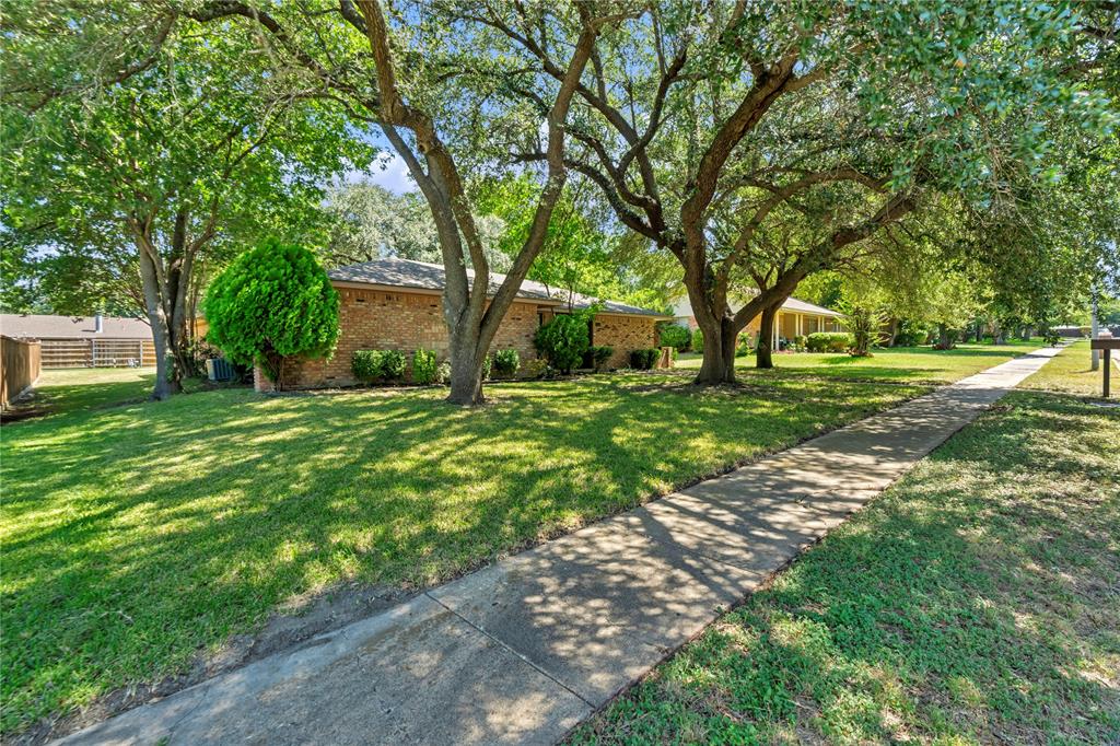 801 Waynelee Drive Property Photo 2
