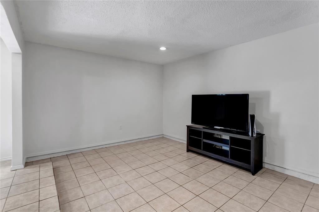 801 Waynelee Drive Property Photo 5