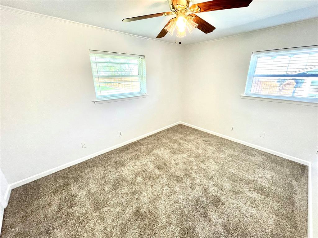 201 E Fuller Drive Property Photo 6