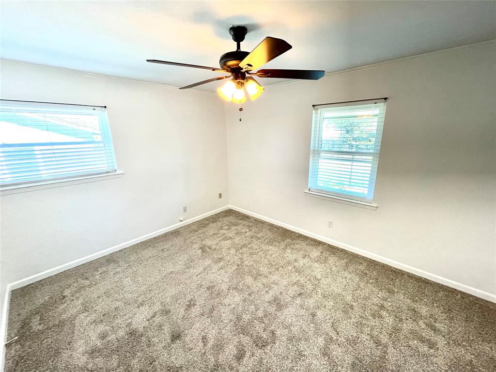 201 E Fuller Drive Property Photo 9