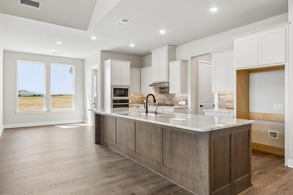 100 Bristol Lane Property Photo 7