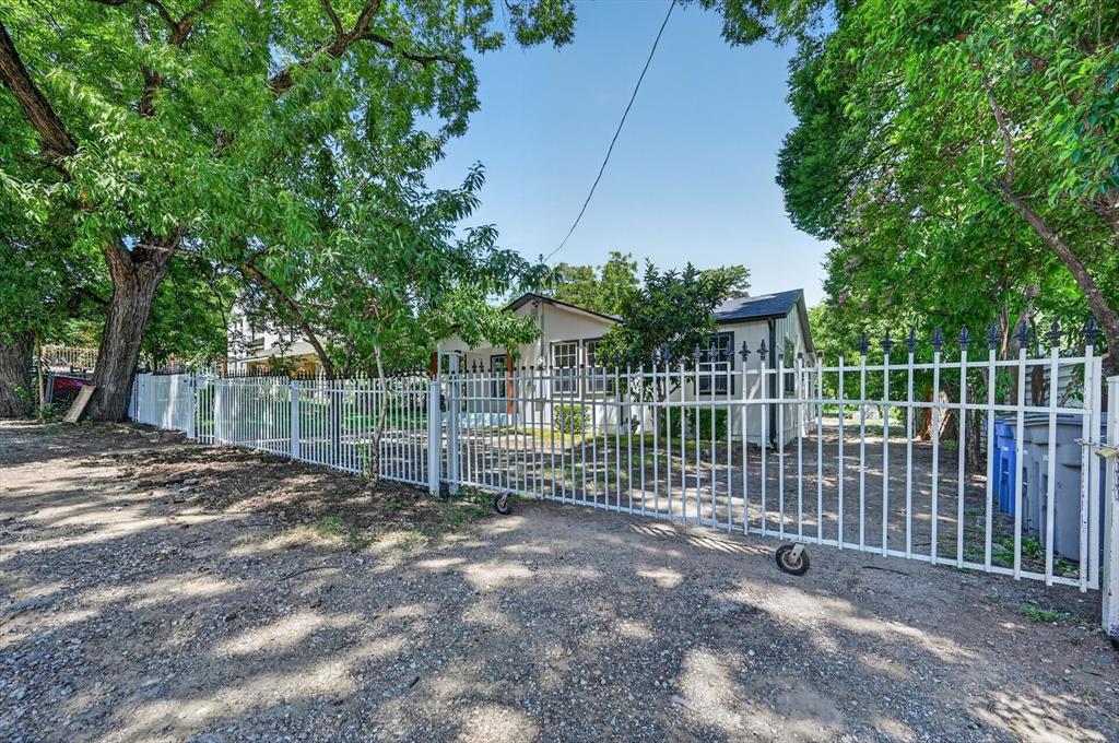1113 Brock Street Property Photo 2
