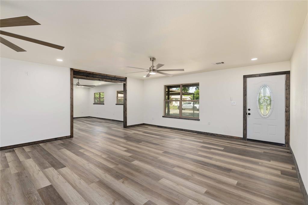 809 W Liveoak Street Property Photo 3