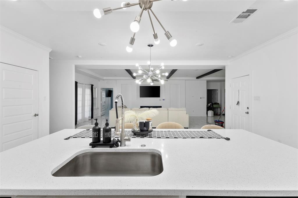 2107 Cole Street Property Photo 15