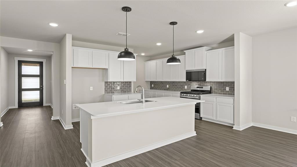 6908 Lincoln Pin Way Property Photo 3