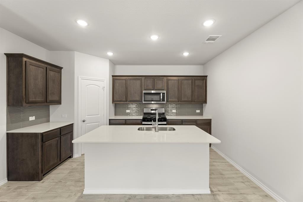 2521 Russell Way Property Photo 3