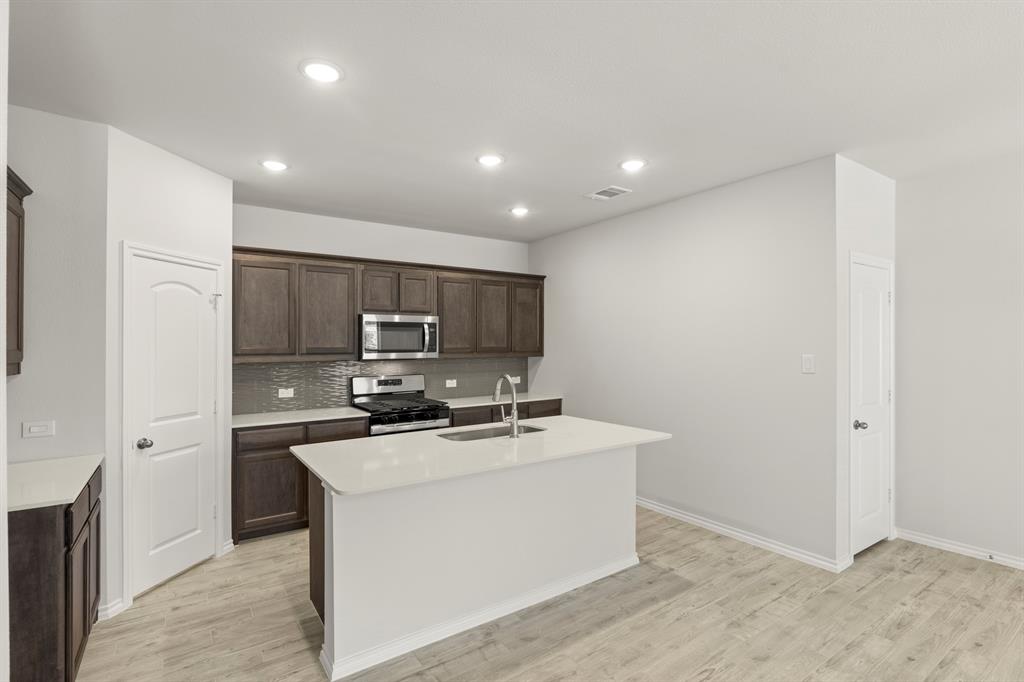 2521 Russell Way Property Photo 4