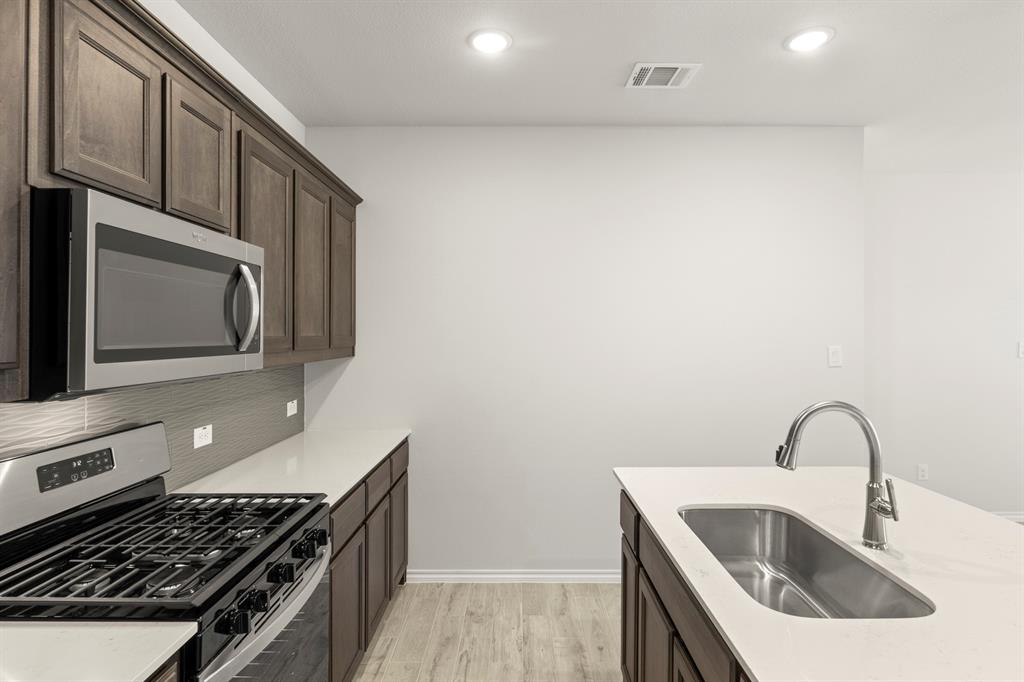 2521 Russell Way Property Photo 5