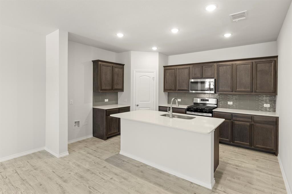 2521 Russell Way Property Photo 6