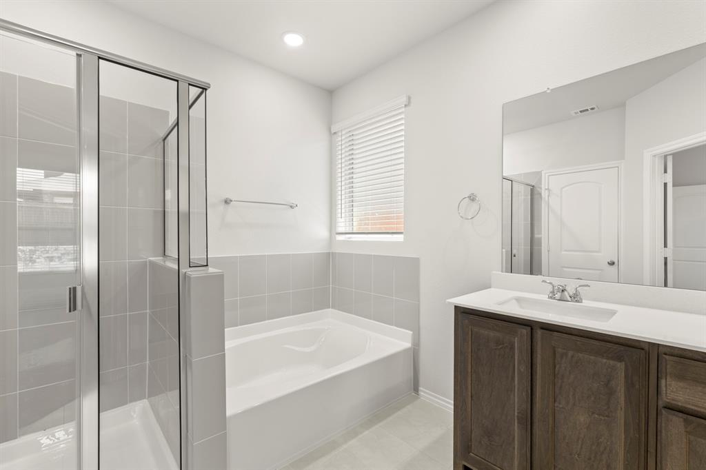2521 Russell Way Property Photo 8