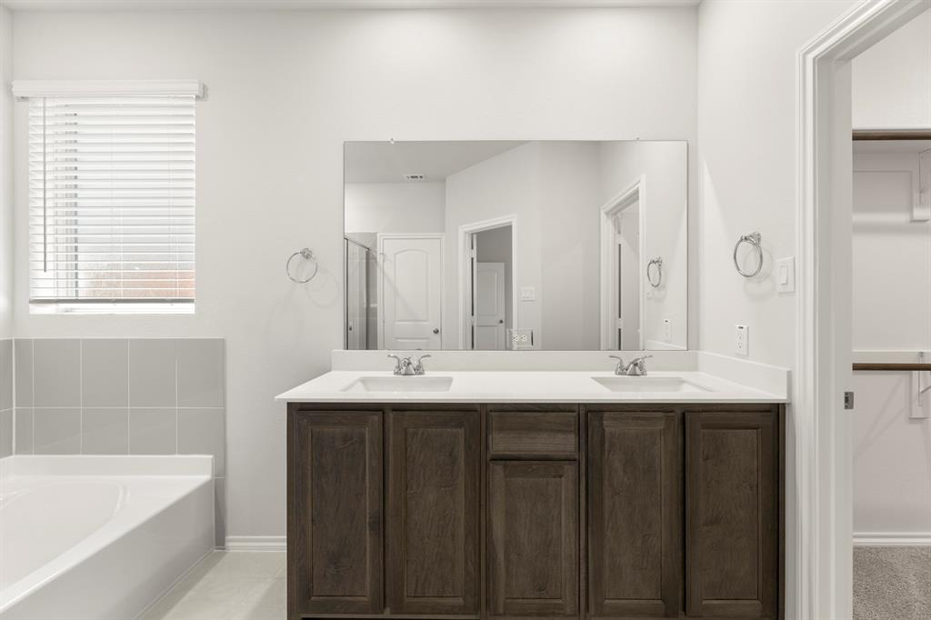 2521 Russell Way Property Photo 9