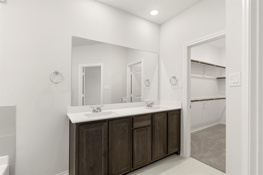 2521 Russell Way Property Photo 10
