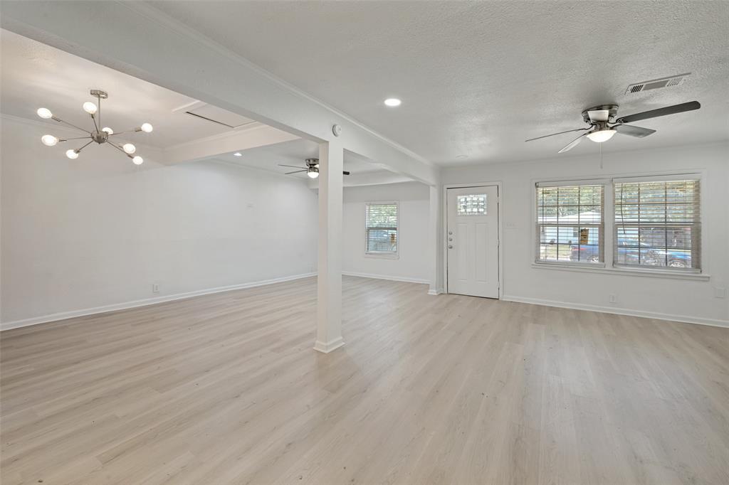 1102 E Lovers Lane Property Photo 3