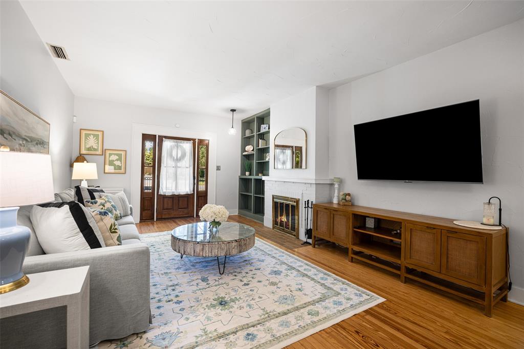 832 N Winnetka Avenue Property Photo 5