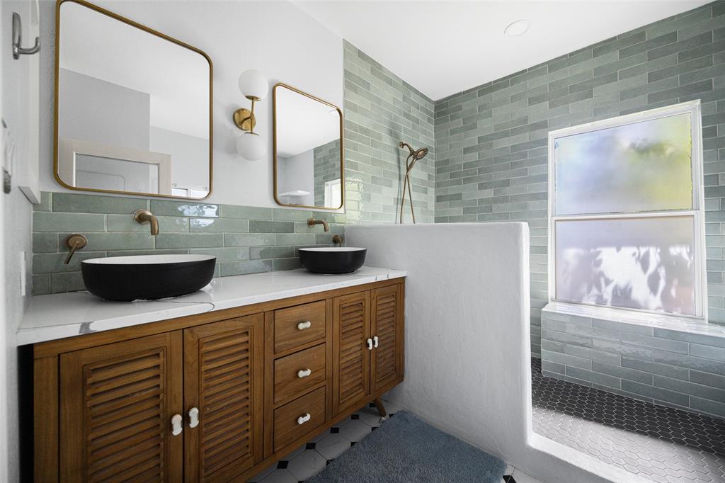 832 N Winnetka Avenue Property Photo 17