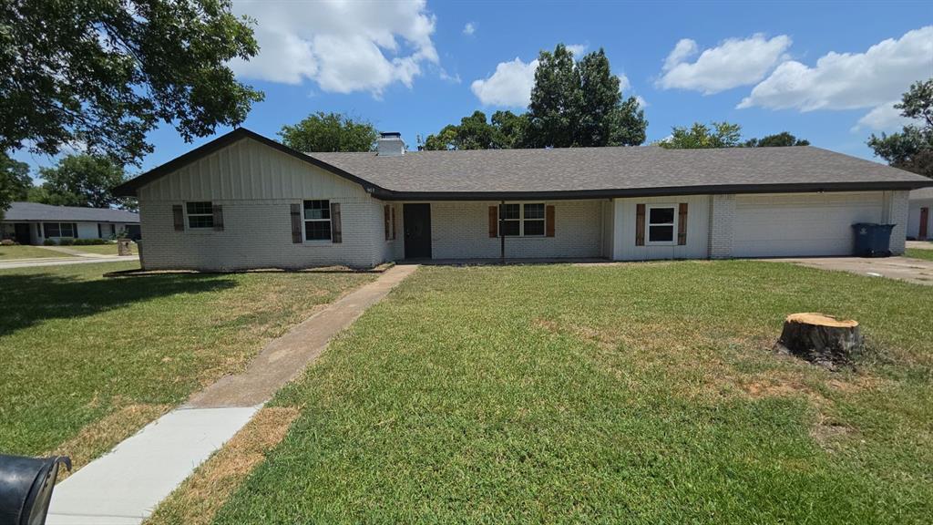 901 Crestview Drive Property Photo 1