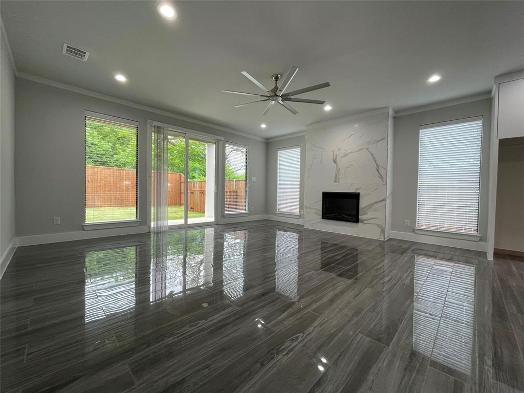 2417 N Winnetka Avenue Property Photo 4