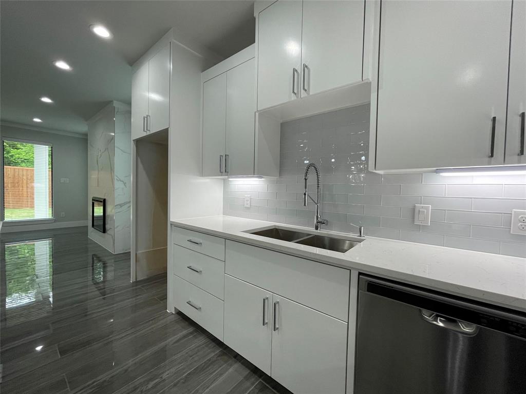 2417 N Winnetka Avenue Property Photo 6