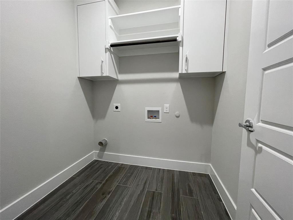 2417 N Winnetka Avenue Property Photo 9