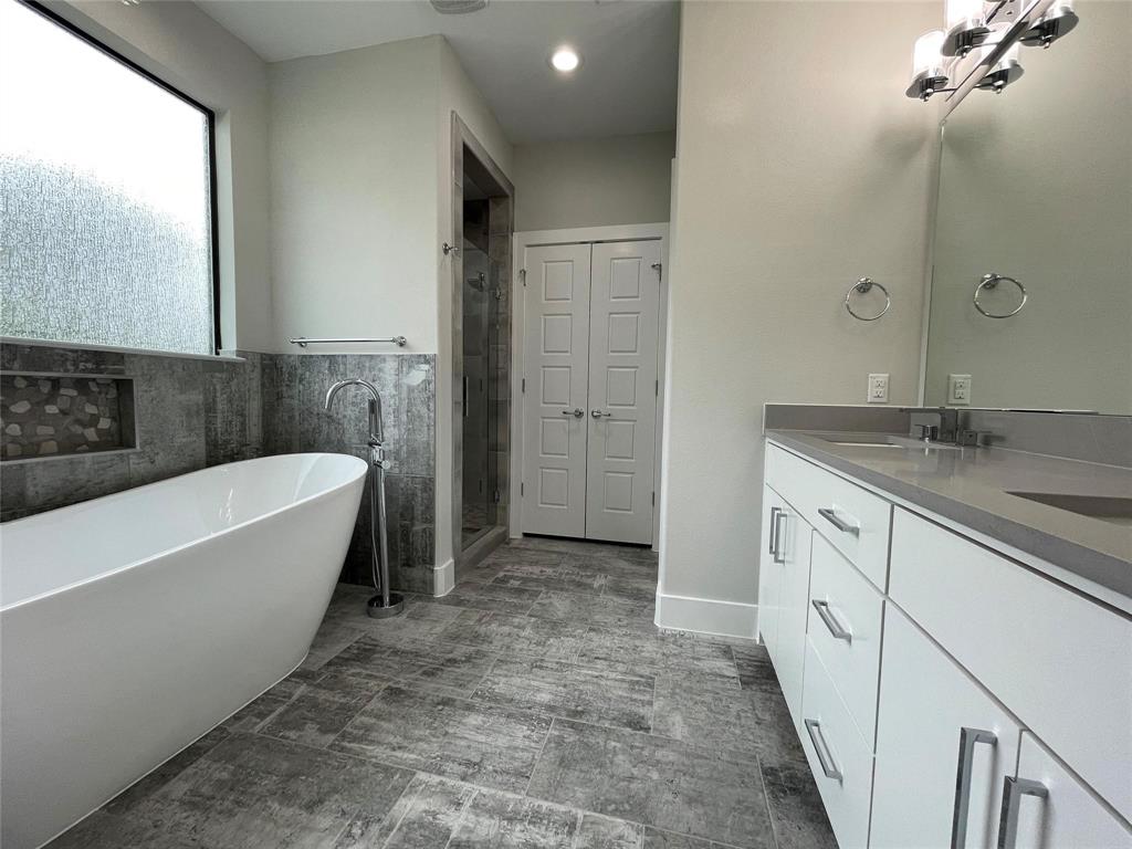 2417 N Winnetka Avenue Property Photo 14