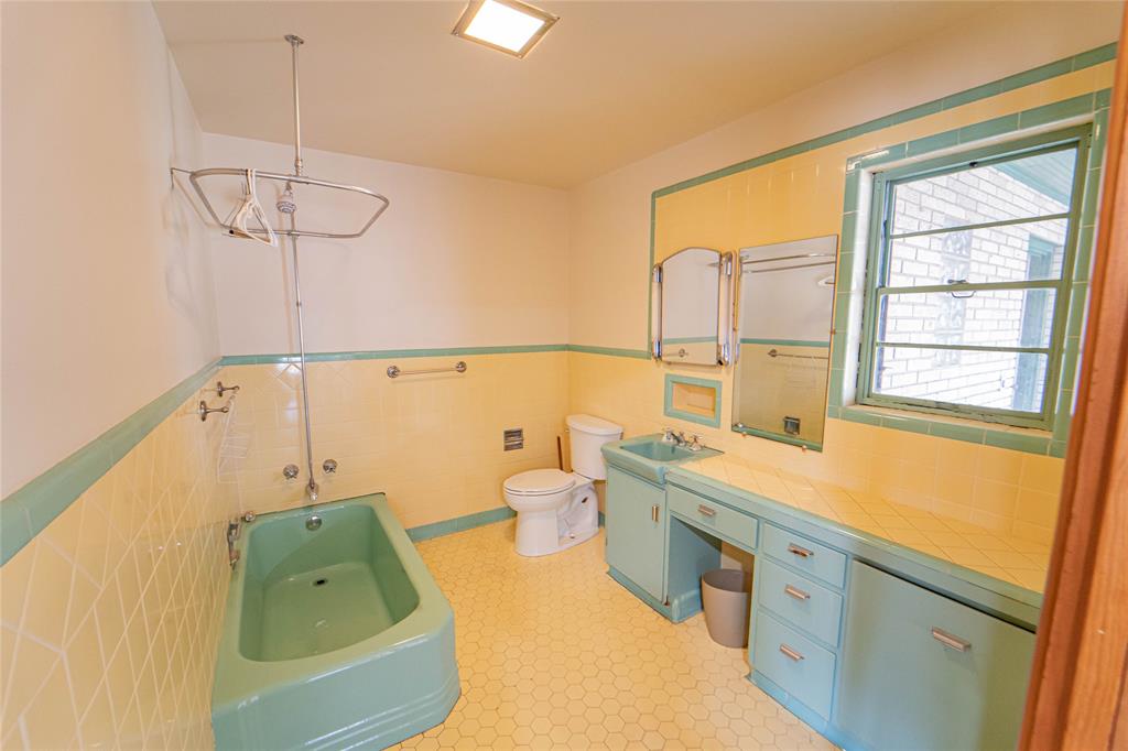 514 W Walker Street Property Photo 10