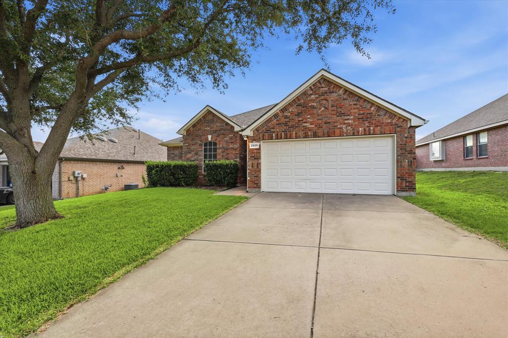 2825 Saddlebred Trail Property Photo 2