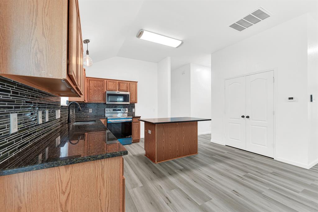 306 Lakefront Drive Property Photo 9