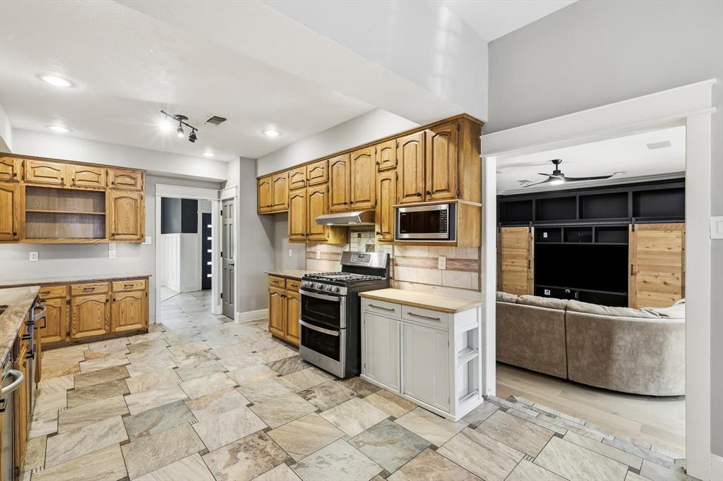 1331 Travis Street Property Photo 15