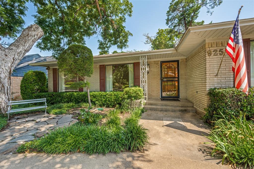 925 Knott Place Property Photo 3