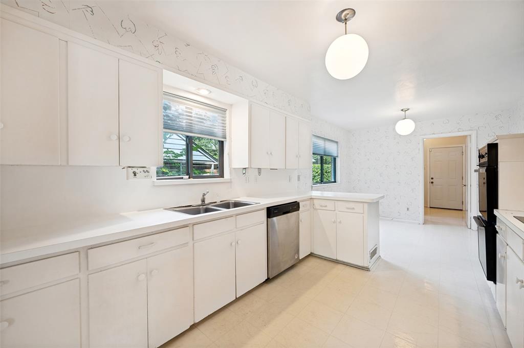 925 Knott Place Property Photo 8