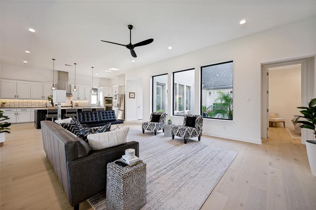 2131 Normandy Circle Property Photo 10