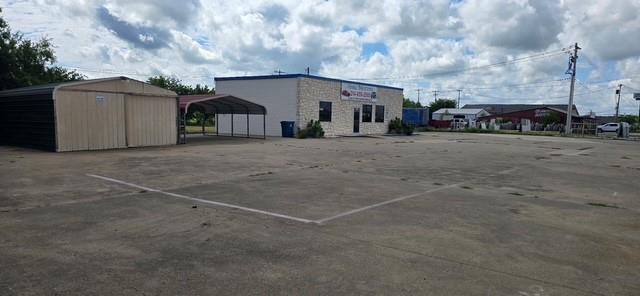 1404 N Stemmons Property Photo 2