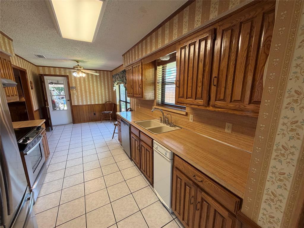 910 Village Green Drive Property Photo 6