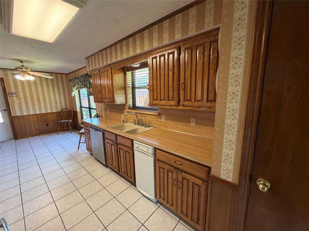 910 Village Green Drive Property Photo 7